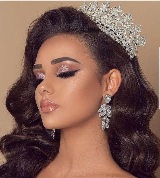 اللون البني الغامق نحو الزوايا الخارجية