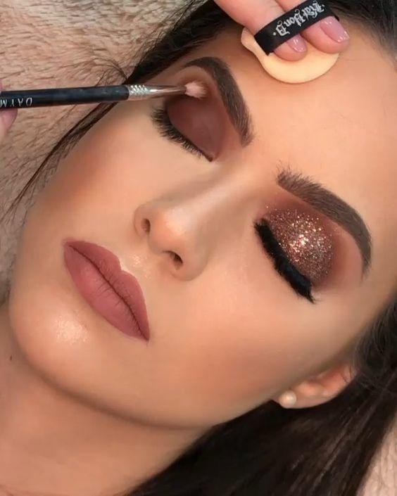 اللون البرتقالي على الجفون العلوية الثابتة