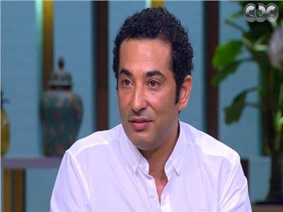 "عمرو سعد" مدافن عائلتي تحت امر الاطباء ضحايا الكورونا