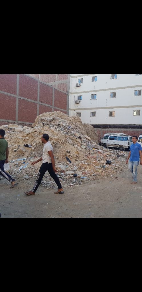 لاحظ محافظ البحر الأحمر، خلال جولته مخلفات بناء في بعض الشوارع