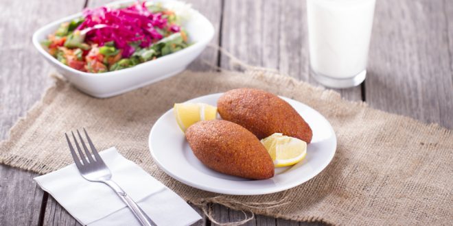 كبة بطاطس مقرمشة و سلطة حمص