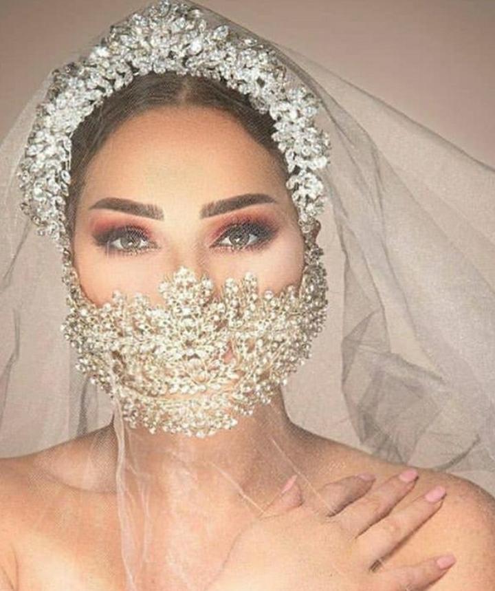 الكمامات المرصعة بالكريستال للعرايس