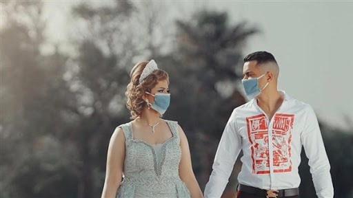 ظهور مفاجئ وبالكمامة.. حسن شاكوش ينشر صورة لخطيبته