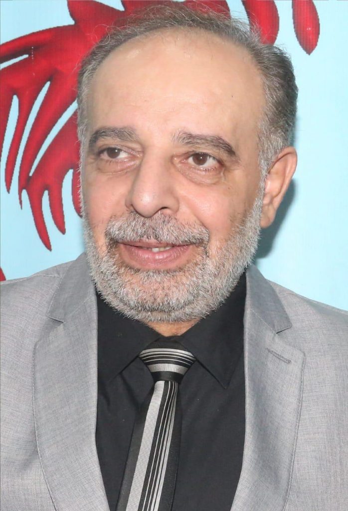 هشام عزمي أمين عام المجلس الأعلى للثقافة ونجل الفنان الراحل محمود عزمي إلى مقتنيات والده التي أهداها هذا الأسبوع