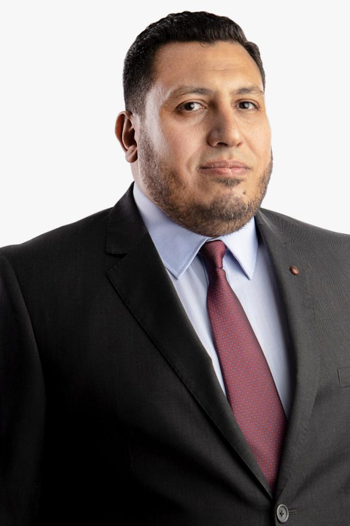 صيدلي يطالب بتوفير العلاج لغير القادرين بالمجان
