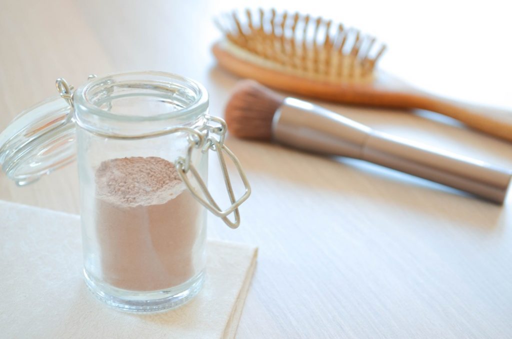 Le shampoing sec à l’argile blanche