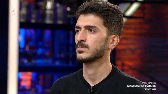 آريم ، 22 عامًا ، من ديار بكر وهو مدير أعمال. قائلًا إن الطبخ هو الشغف ، قام أريم أيضًا بتسمية الأطباق التي يعدها للمسلسلات والأفلام.