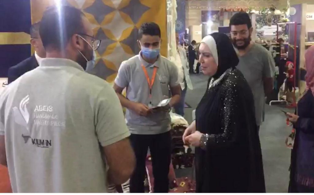 جناح أبيس وكليم ان بمعرض تراثنا يلقى إعجاب واستحسان رواد المعرض.. ووزيرة التجارة والصناعة : المعرض أتاح الفرصة لعرض إبداعات كبار الحرفيين والصناع