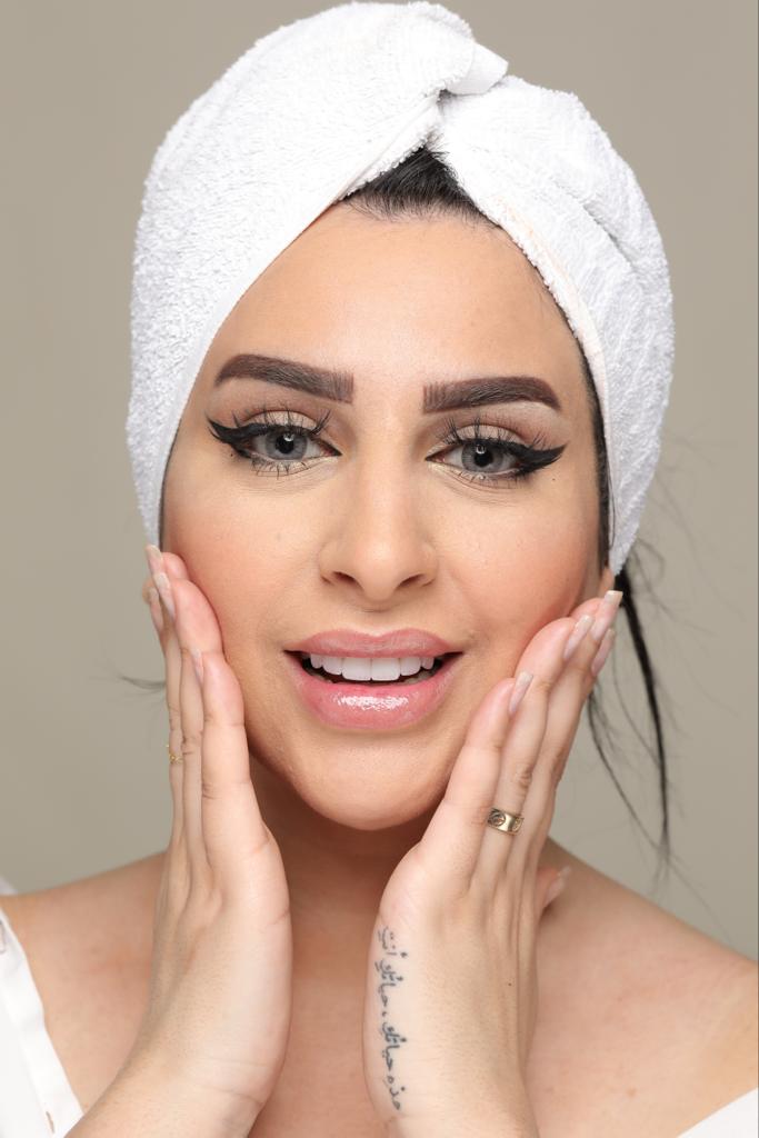تعد خبيرة تجميل نغم زلابية من المؤثرين، حيث نظمت عدة دورات تدريبية لشابات في مجال التجميل