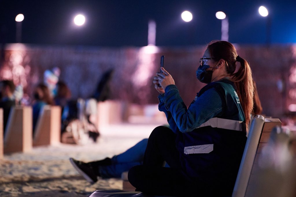
تقديرا لجهودهم، دعت اللجنة المنظمة المئات من العاملين في خط الدفاع الأول للاستمتاع بمشاهدة التحفة الفنية المتحركة "المنبت"
