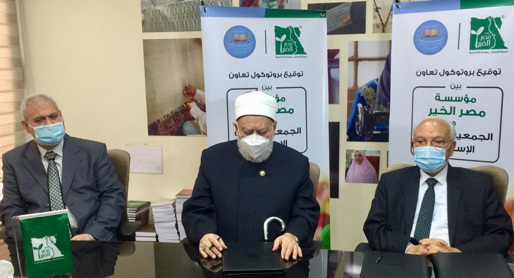 أضاف الدكتور الصعيدى أن الجمعية الخيرية الإسلامية تبحث حاليا سبل التعاون مع مؤسسة "مصر الخير" في مجال الصحة لما للمؤسسة من باع كبير في مجال تقديم الخدمات الصحية