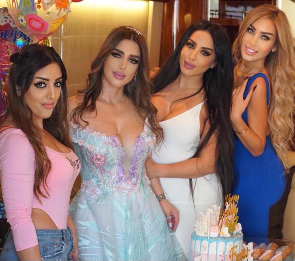 إحتفلت البلوجر اللبنانية ” إيناس غسان ” بعيد ميلادها على أحد اليخوت الفاخرة في مدينة دبي بحضور عدد من صديقاتها من نجوم الفن والمجتمع