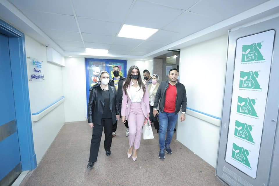 الفنانة ياسمين صبري تتبرع لمستشفى «أبو الريش» وتوزع الهدايا على الأطفال