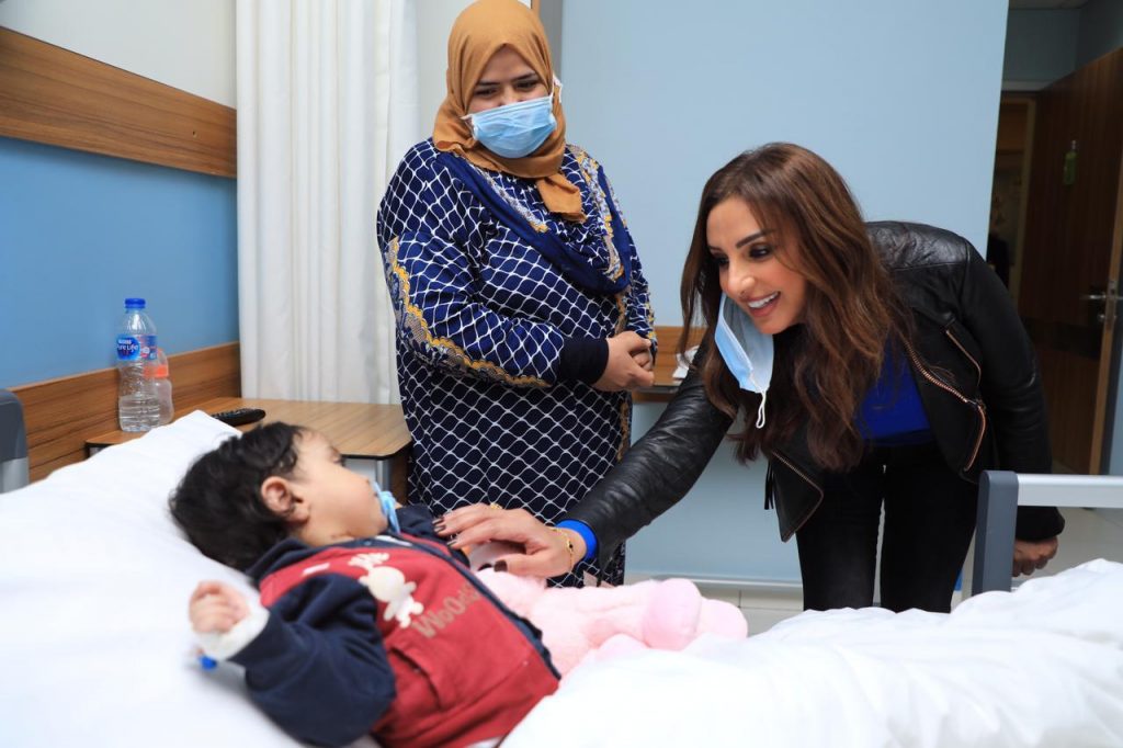 قامت أنغام، بجوله فى مستشفى الناس ظهر اليوم وأستقبلها المرضى