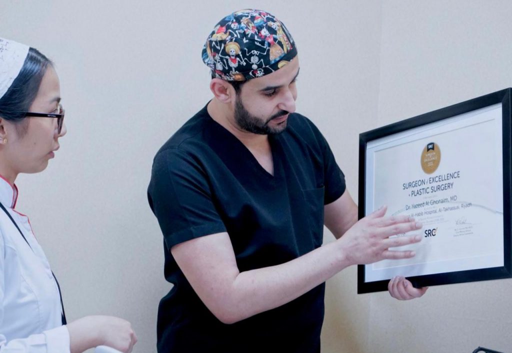 لكن الصحيح هو أن يتم وضع المسحه بشكل أفقي حتى تصل إلى البلعوم ومن ثم يتم تخريجها من الأنف وبالتالي بتكون ذلك مسحه صحيحه