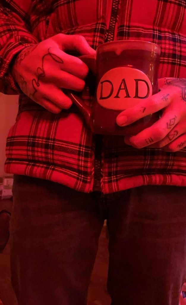 Here's another one of Zayn holding his "Dad" mug: