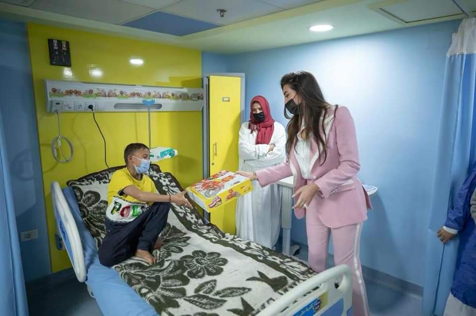 وزعت ياسمين الهدايا على الأطفال