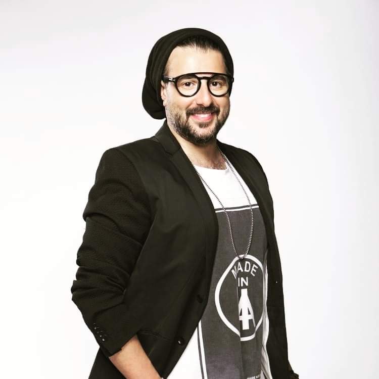 يذكر أن النجم كريم أبو زيد طرح مؤخراً ألبوم «فكك من الناس»، والذي ضم 5 أغنيات فقط