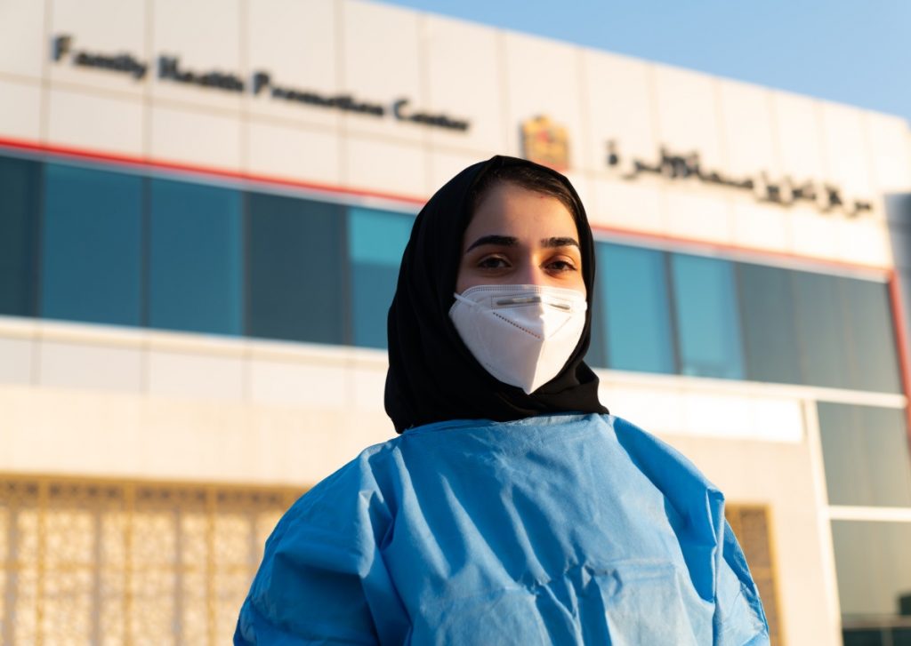  بعد أن رست قصتها التطوعية في مواجهة الفيروس في محطات عديدة من مركز عجمان للطب الوقائي