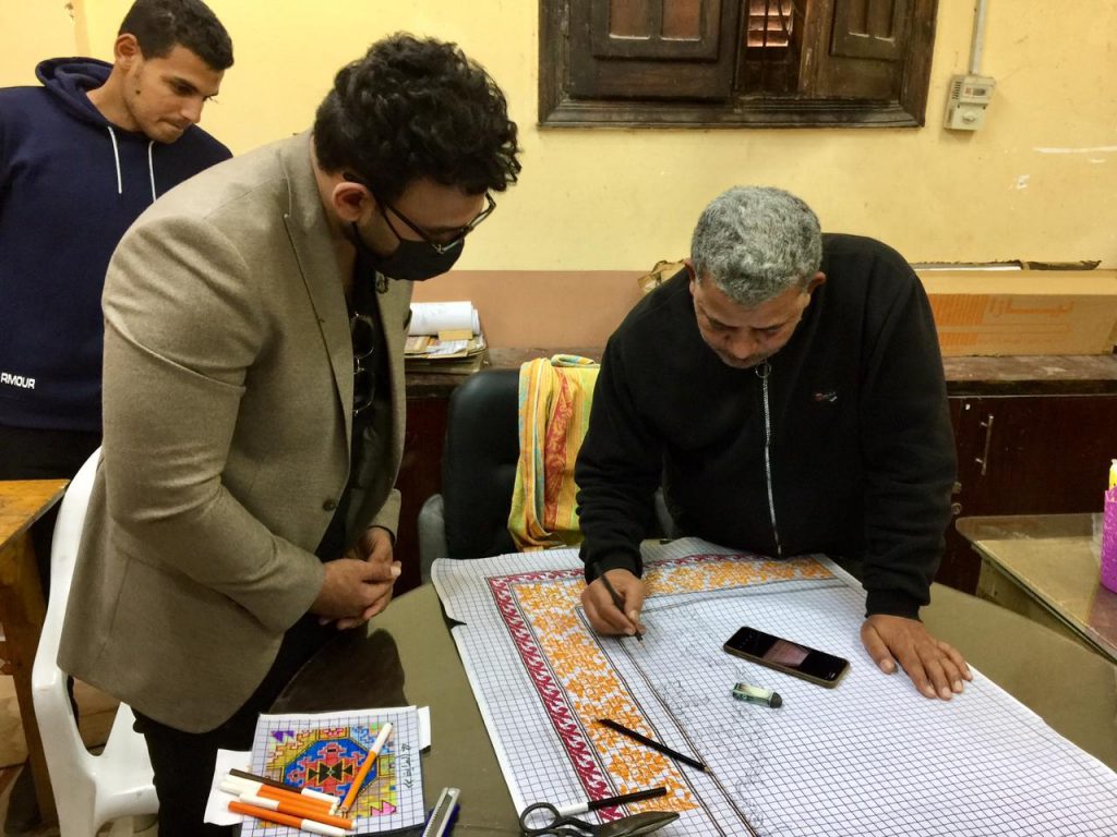 أضاف فايق أن المصنع يعمل بيه جميع الاعمار وهناك أيضا أسر كامله