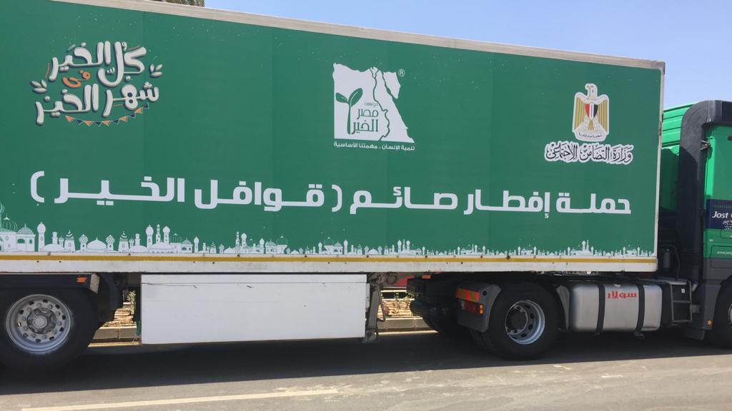 هذه التريلات تحمل نحو ١٧٠٠ طن من الأغذية , حاولنا في هذا العام أن يكون هذا الغذاء مشتمل علي البروتين مشتمل علي الحلو مشتمل علي العصير والفاكهة لأننا نسعي للتطوير والإبداع