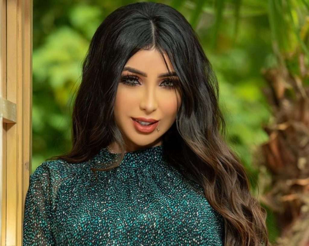 من جديد.. دنيا بطمة تثير الجدل بـ”أناقة الكلاب”-صور