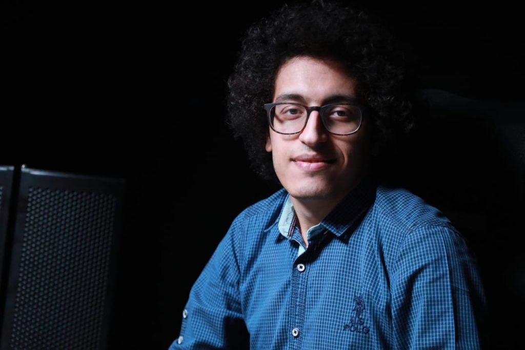 الكاتب الصحفى أحمد محمد صميدة يطرح كتاب«حكايات خلف الكاميرا»