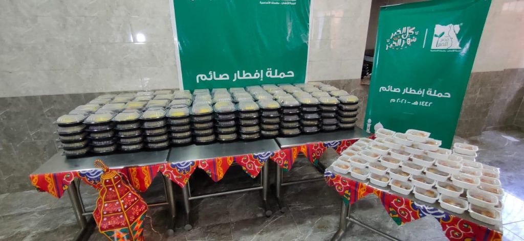 وأضاف علي أنه إلي جانب الوجبات فقد قامت مؤسسة "مصر الخير" بتوزيع 440 ألف كرتونة