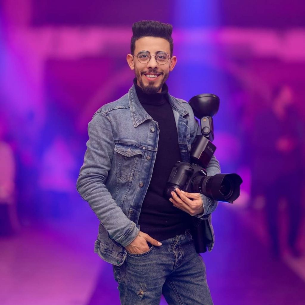 من جانبه أكد المصور مينا مرزق أن طبيعة الفستان يستدعي التصوير في منطقة خارجية ليناسب
