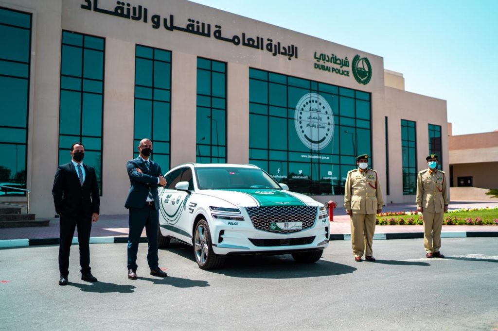 جمعة الماجد تعزز أسطول شرطة دبي بسيارة "جينيسيس GV80