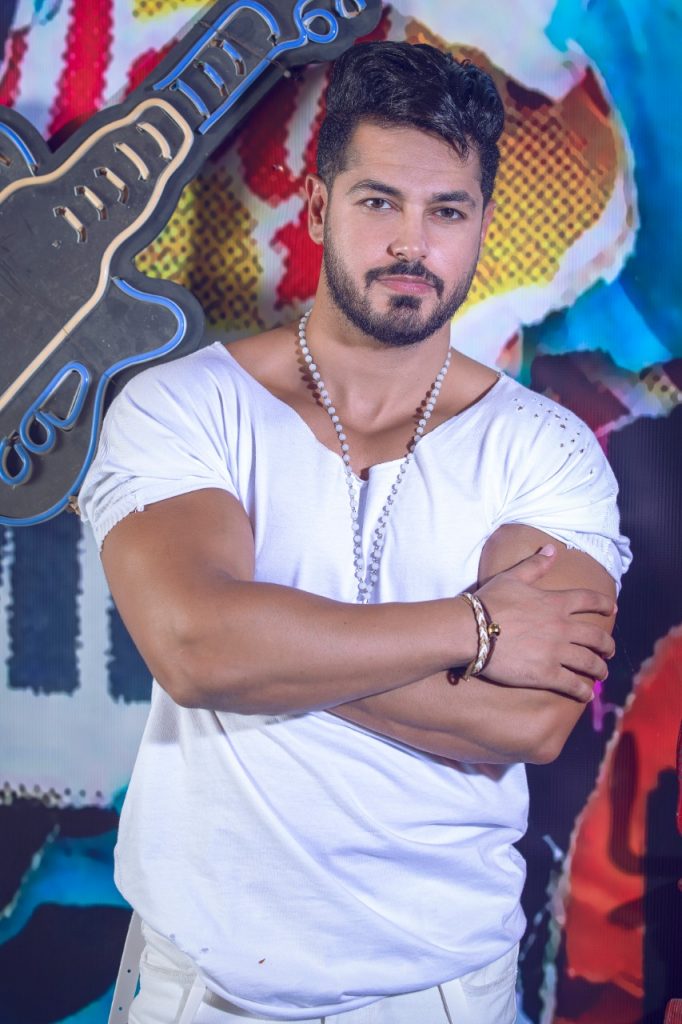 طرح مؤخرا المطرب أحمد حليم أغنية جديدة تحمل إسم "شاكب راكب" وهى من كلمات هانى صارو وألحان احمد زعيم وتوزيع طارق عبد الجابر