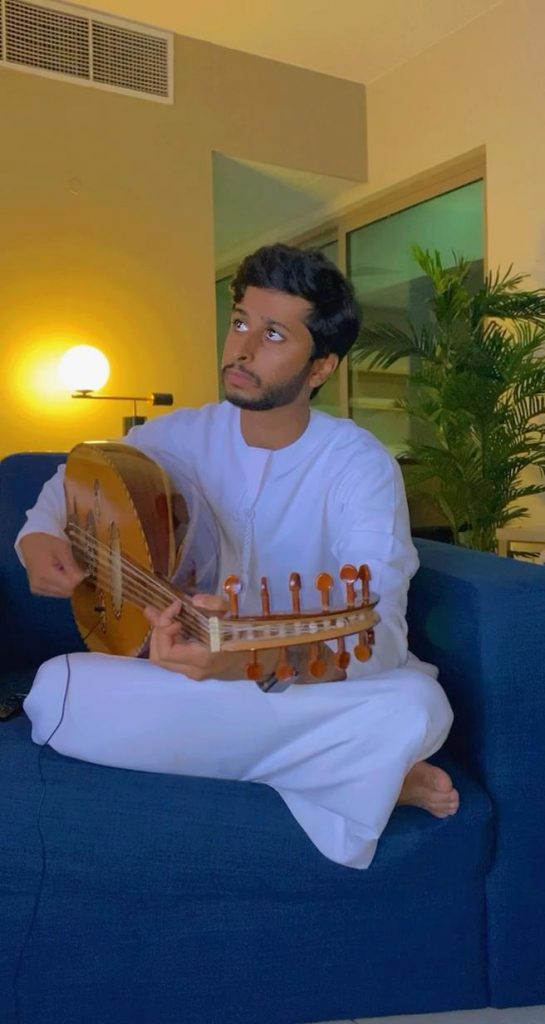 محمد المرى قد ذاع صيته على مواقع التواصل الاجتماعي حيث يقدم محتوى عن يومياته 