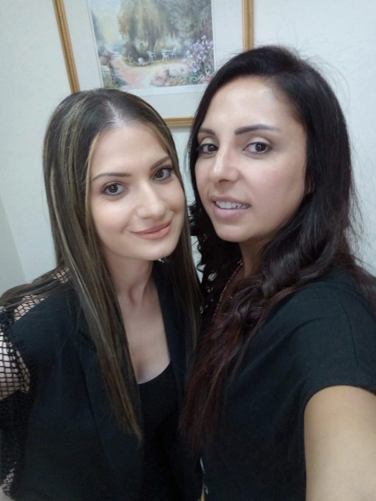 الممثلة اللبنانية ناتالي قرداحي ومخرجة العمل ماريانا صقر