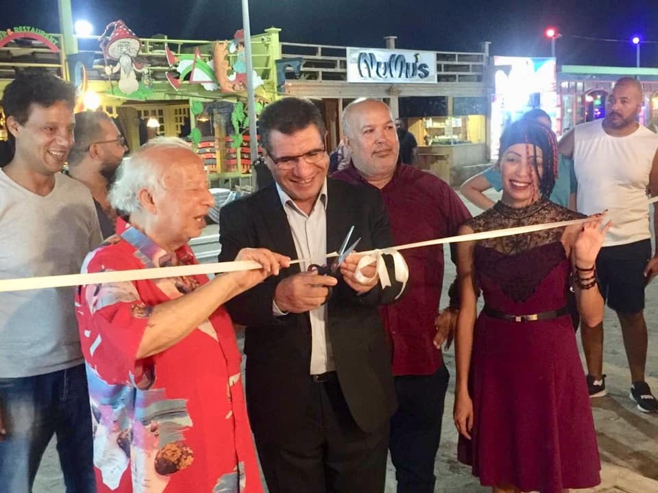 رئيس مدينة دهب اللواء عارف عبد العزيز بعد زيارته للمعرض واشادته بمستوى اللوحات، قرر اسنادي مهمة رسم جداريات على اسوار مدينة دهب في الفترة المقبلة بالتنسيق مع جهاز المدينة