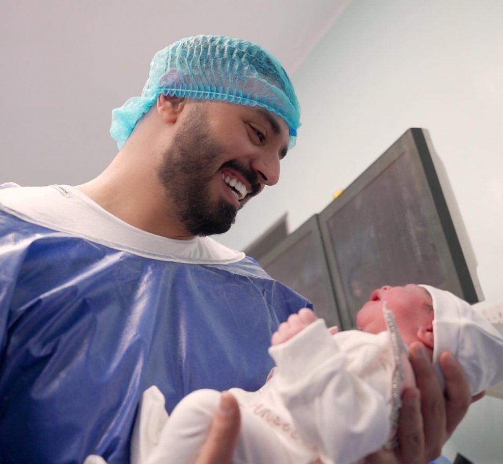 حرصت شهد الشمري على توثيق لحظات ولادتها واستقبال مولودتها ناي داخل غرفة الولادة،