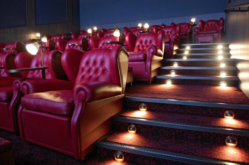 للحجز، يرجي زيارة الموقع theroxycinemas.com أو الحجز عبر تطبيق روكسي