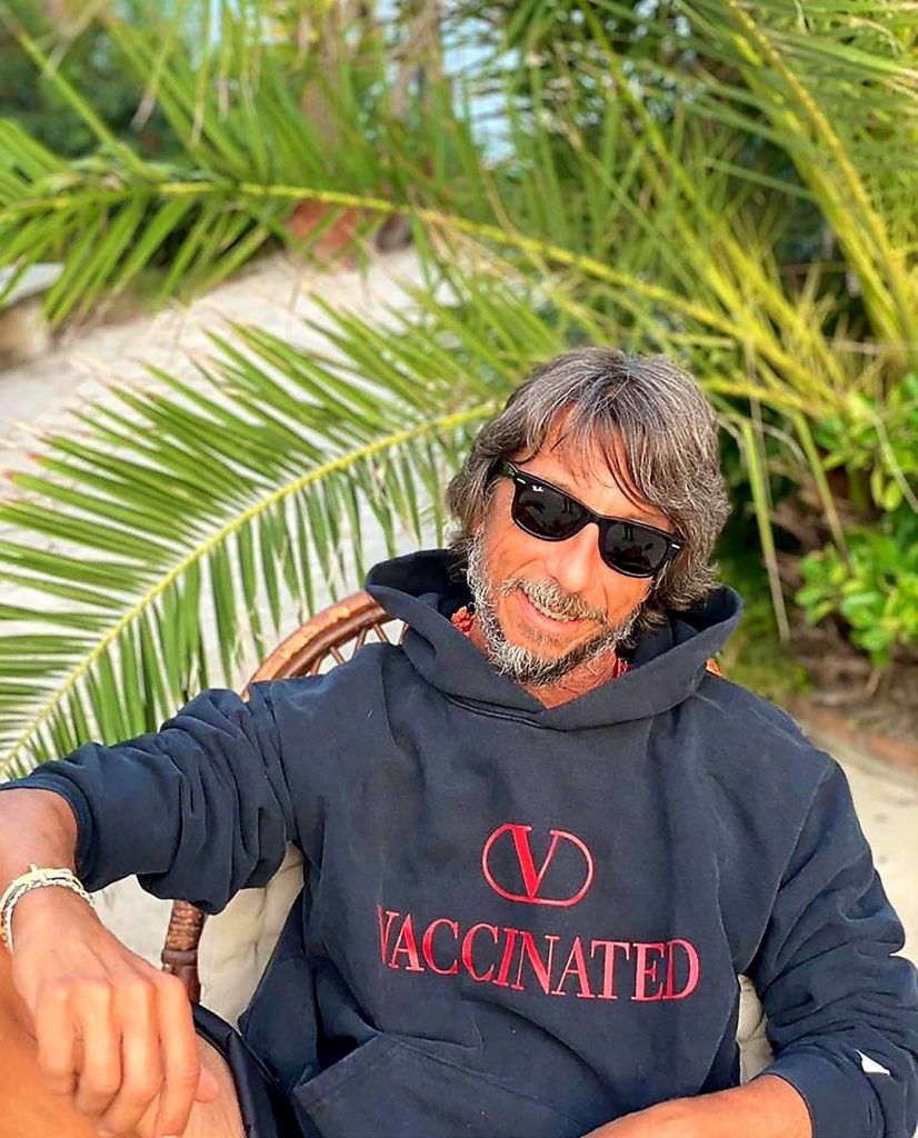 أطلق المصمم مجموعة كنزات hoodies تزدان بحرف V ترمز إلى عبارة vaccinated أي تم تلقيحه