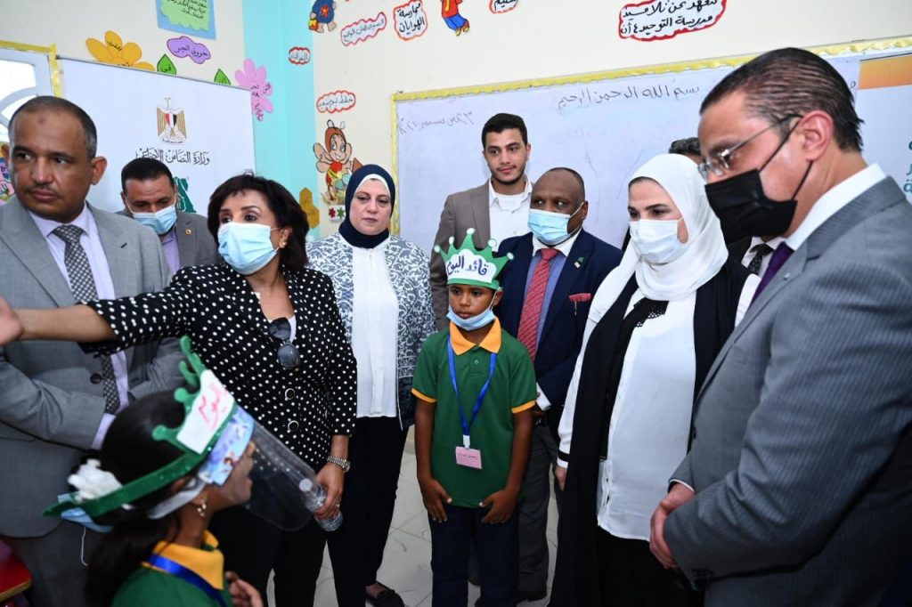 التقت القباج مجلس الآباء في إحدي المدارس واللجنة المجتمعية، واستمعت لآرائهم في نظام التعليم بالمدارس المجتمعية