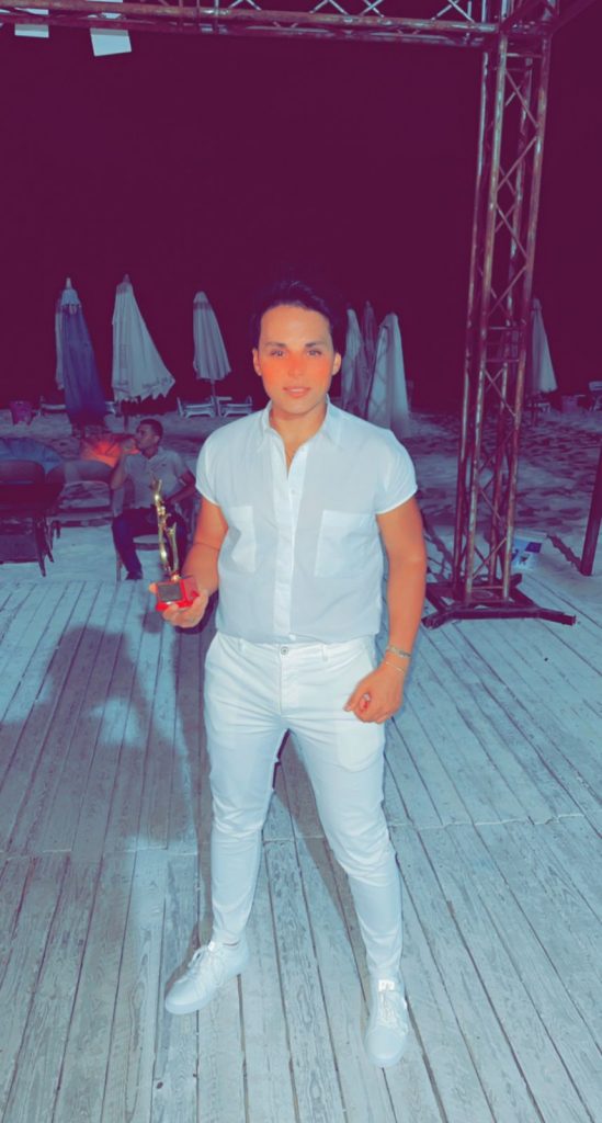 أشار ساهر إلى أن الميكب أرتيست ليس مجرد شخص يضع مساحيق هدفها تغيير وجه المرأة ولكن هدفه إبراز الجانب الجميل في كل أنثي