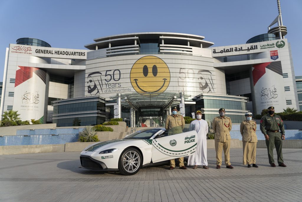 أستون مارتن فانتاج تنضم إلى أسطول سيارات شرطة دبي