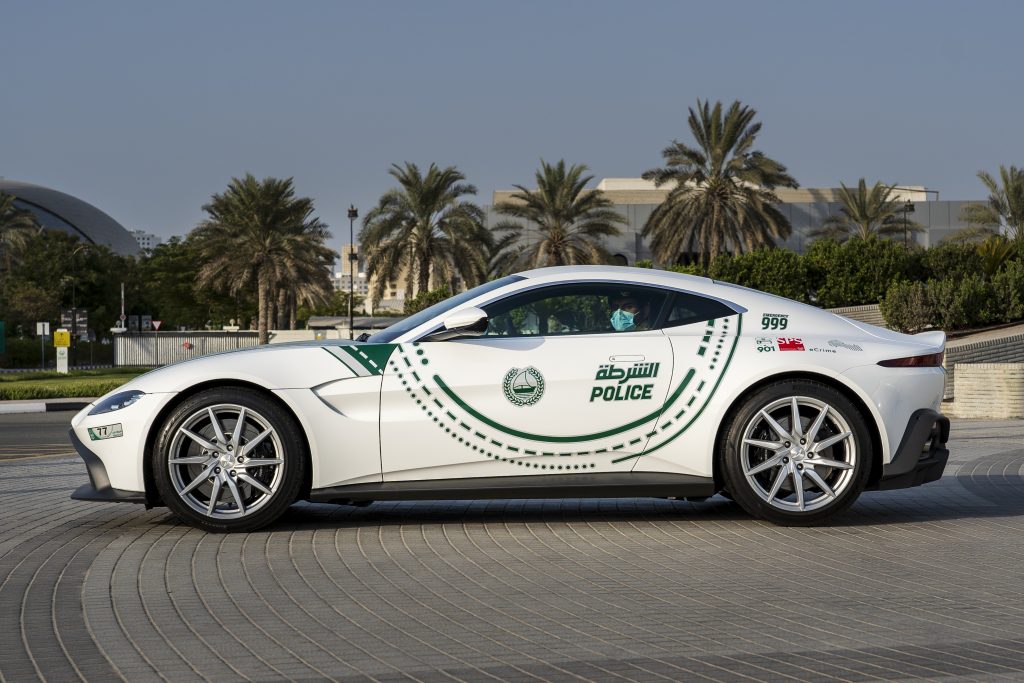 أعلنت شرطة دبي عن انضمام سيارة أستون مارتن فانتاج بشكل رسمي إلى أسطول سياراتها الشهير عالمياً