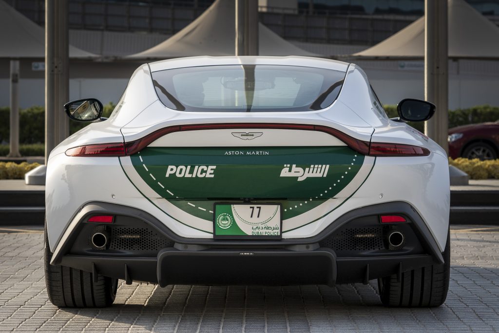 تأتي سيارة فانتاج التابعة لشرطة دبي بلوحة مخصصة تحمل الرقم 77