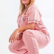  أنابيل لديها ملابس تناسب كل شخصية وكل مزاج. اشتري ملابس النوم الجميلة بمقاسات كبيرة من هذه العلامة التجارية محلية الصنع التي ستظل مطلوبة لمواسم قادمة.