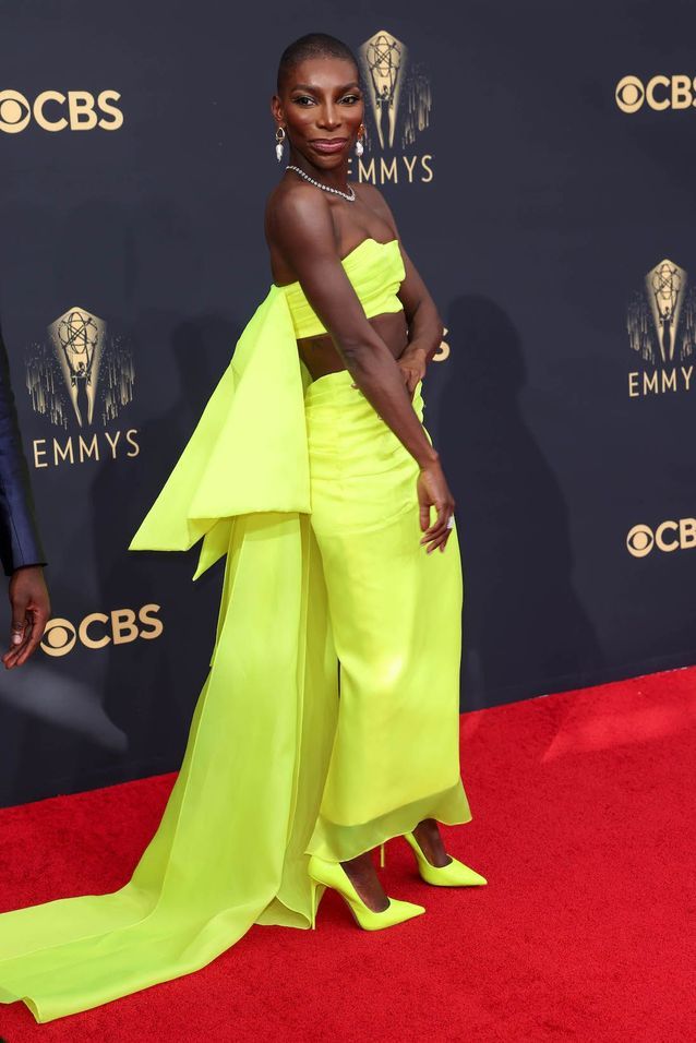MICHAELA COEL EN CHRISTOPHER JOHN ROGERS LORS DE LA CÉRÉMONIE DES EMMY AWARDS 2021
