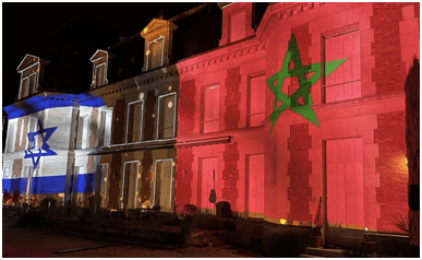les drapeaux marocains et israéliens sont projetés sur le mur et affichés à l’entrée du château