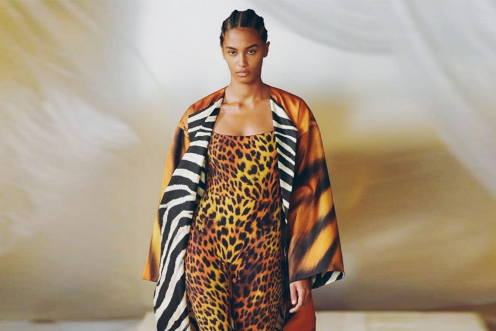 الصورة من حساب woman milano على انستغرام