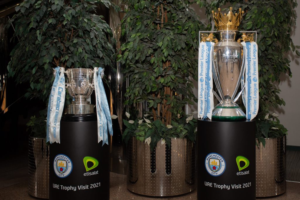 مانشستر سيتي واتصالات يستعرضان كأس الدوري الإنجليزي الممتاز وكأس كاراباو لزوار إكسبو2020