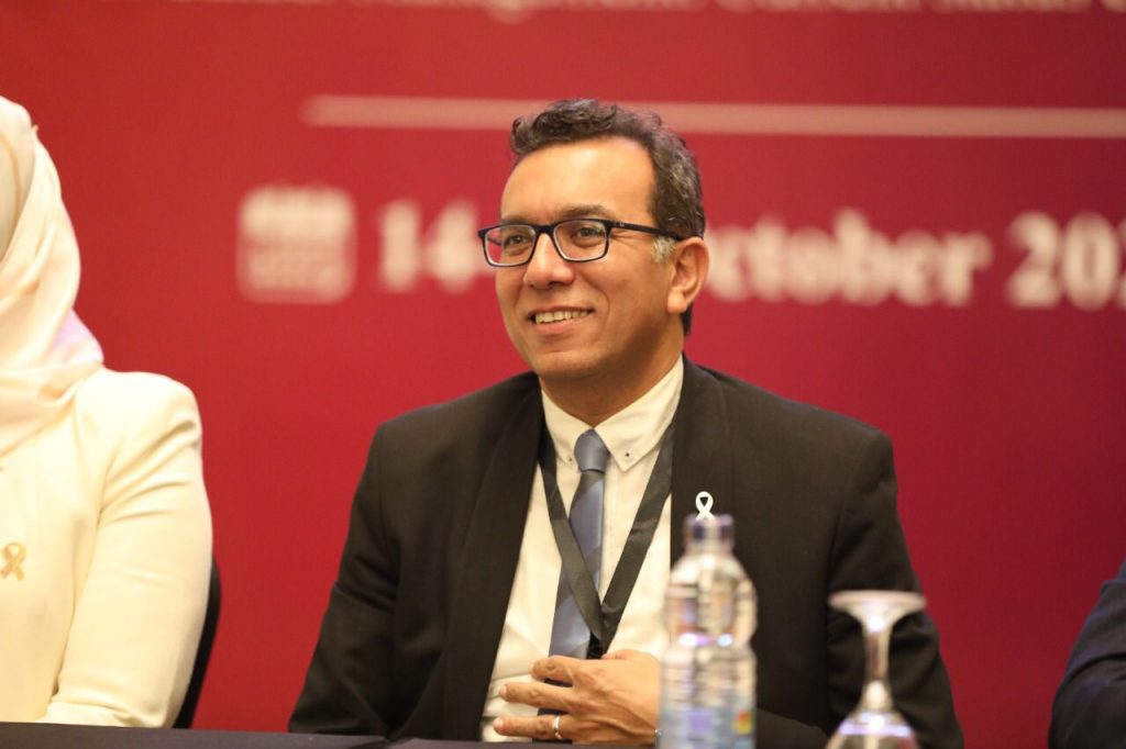 أشارت إلي أهمية المؤتمر الطبي هذا العام الذي يضم كوكبة من الأساتذة والخبراء فى تخصص الأورام جانب أكبر أساتذة مصريين فى هذا المجال