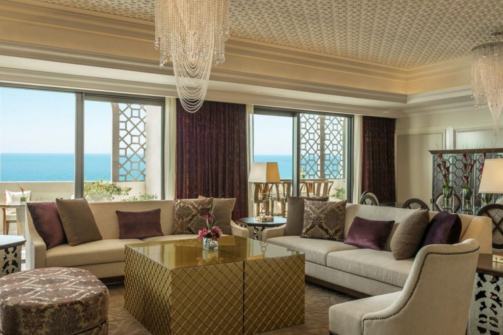 منتجع عجمان سراي يقدم الملاذ الأروع لقضاء عطلة رومانسية على شاطئ البحر