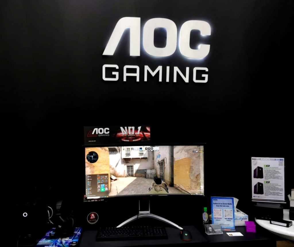 يتم عرض شاشة الألعاب "AOC C27G2" التي تأتي بحجم 27 بوصة مع معدل تحديث يبلغ165 هرتز